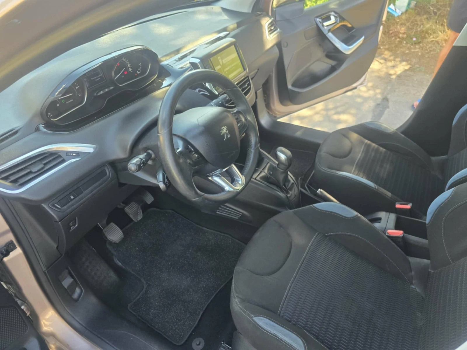 Peugeot 208 1.6i LED NAVI CLIMATRONIK , снимка 9 - Автомобили и джипове - 55530267