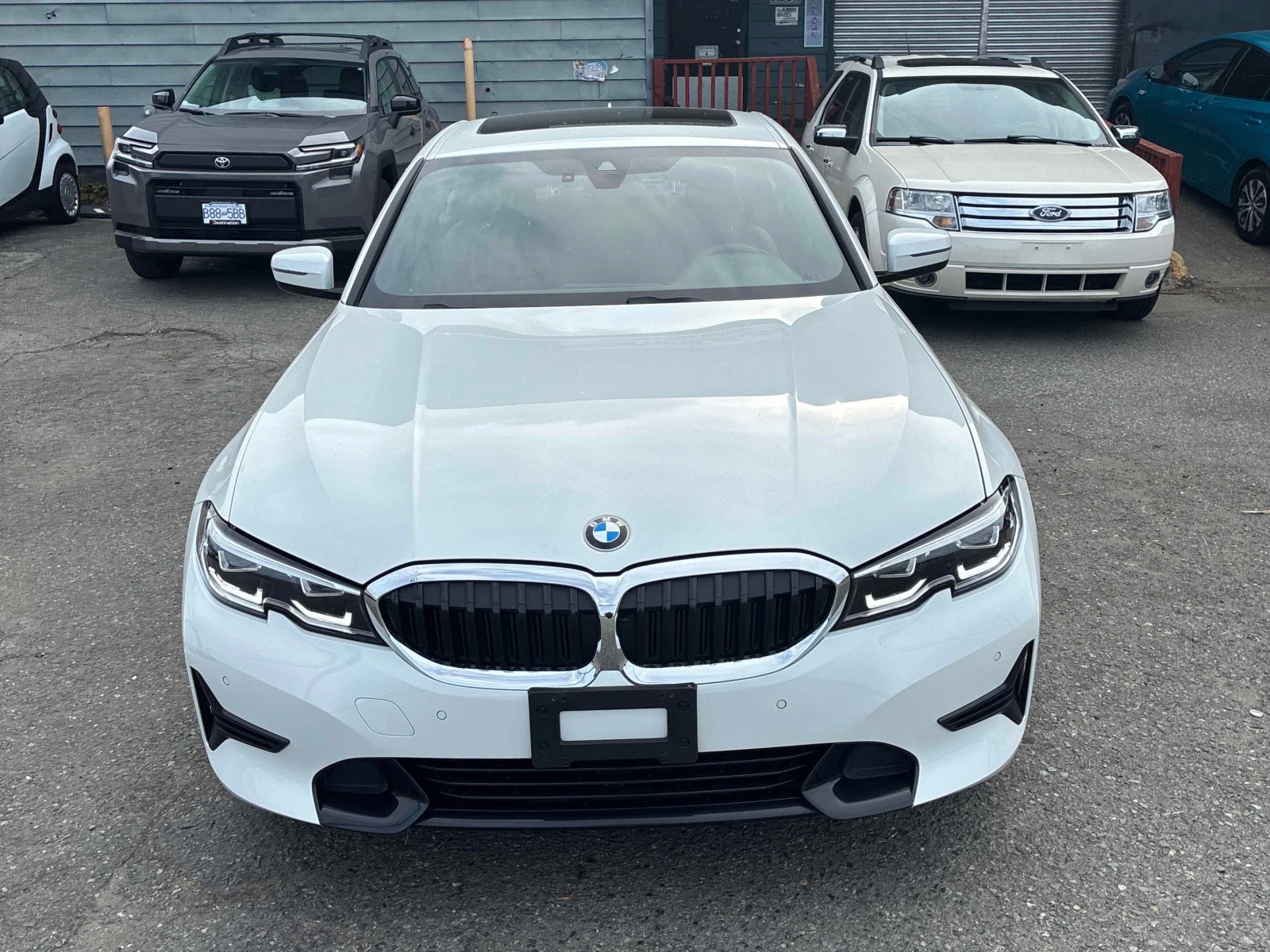 BMW 330 i xDrive | CARFAX | АВТОФИНАНСИРАНЕ, снимка 2 - Автомобили и джипове - 56059041