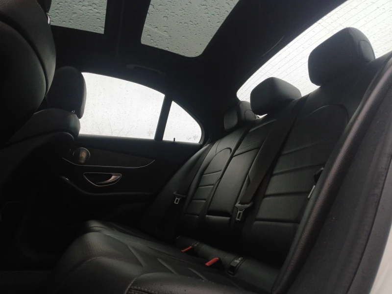 Mercedes-Benz C 400 4MATIC * * AMG * * CARFAX * * АВТО КРЕДИТ * * , снимка 7 - Автомобили и джипове - 53479554
