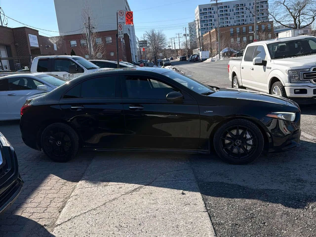 Mercedes-Benz A 35  AMG /carfax/distronic/camera , снимка 3 - Автомобили и джипове - 54127214