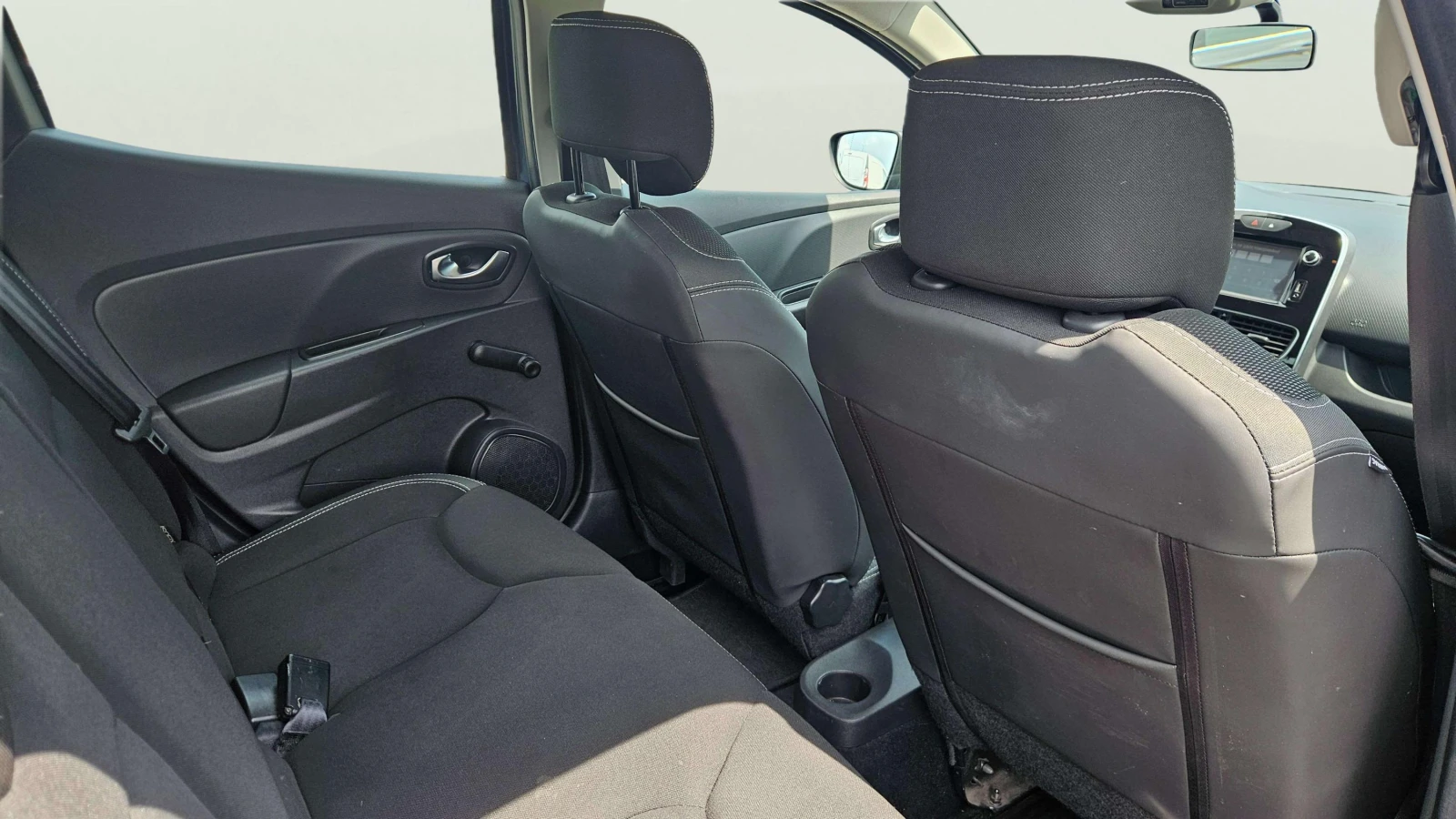 Renault Clio 1.0i, снимка 9 - Автомобили и джипове - 54541424