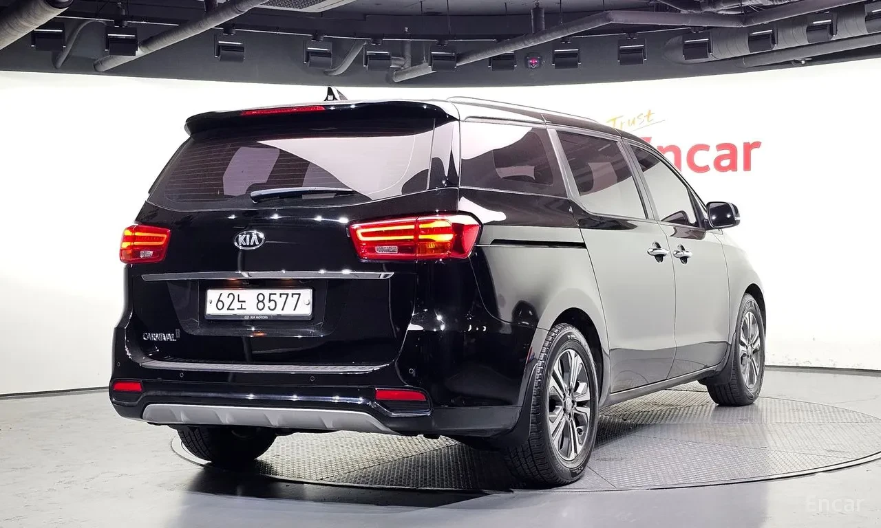 Kia Carnival Luxury Line/9 местна , снимка 2 - Автомобили и джипове - 54680109