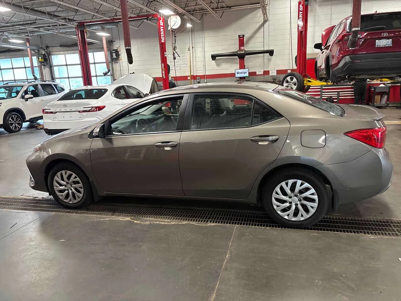 Toyota Corolla 4dr Sdn/CARFAX/ФИНАНСИРАНЕ, снимка 2 - Автомобили и джипове - 55418199