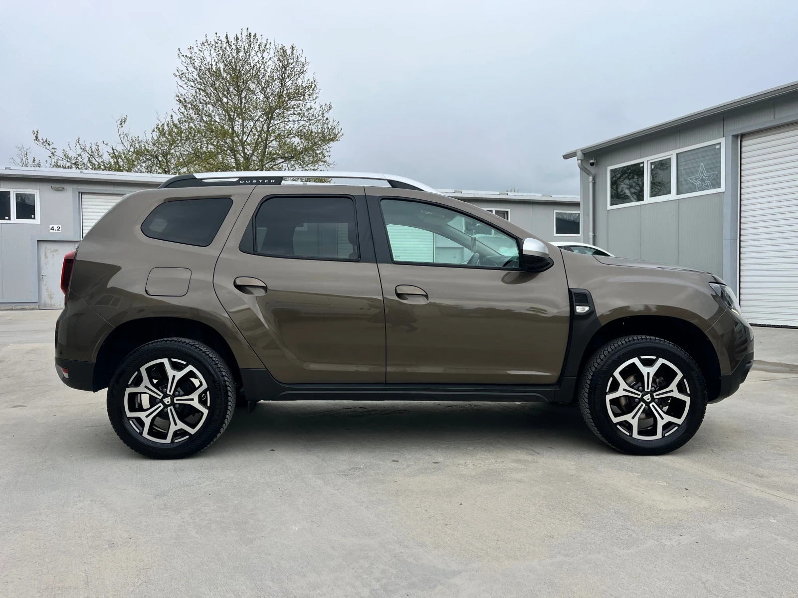 Dacia Duster 1, 6i-ГАЗ/KEYLES/LED/КАМЕРА-360/НАВИГАЦИЯ/НОВА!!!, снимка 7 - Автомобили и джипове - 54383622