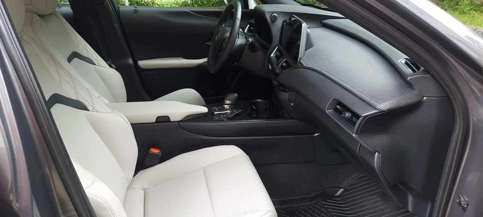 Lexus UX 300h AWD f-sport, снимка 8 - Автомобили и джипове - 54687800