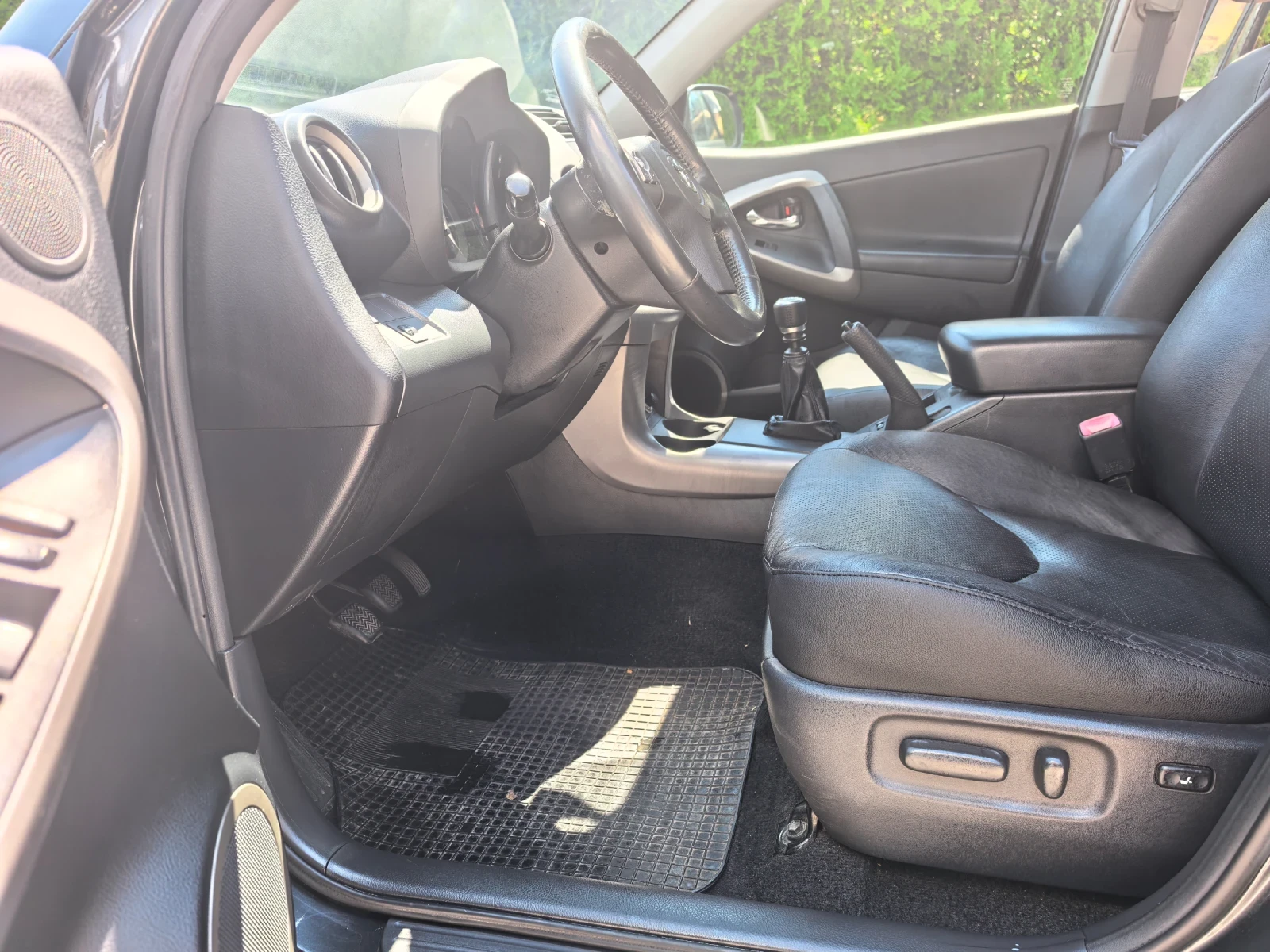 Toyota Rav4 2.2 d-4d 4х4 Luxury 136к.с. keyless, снимка 17 - Автомобили и джипове - 55615385