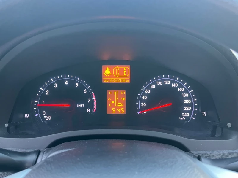 Toyota Avensis 1.8i Swiss, снимка 15 - Автомобили и джипове - 52343408