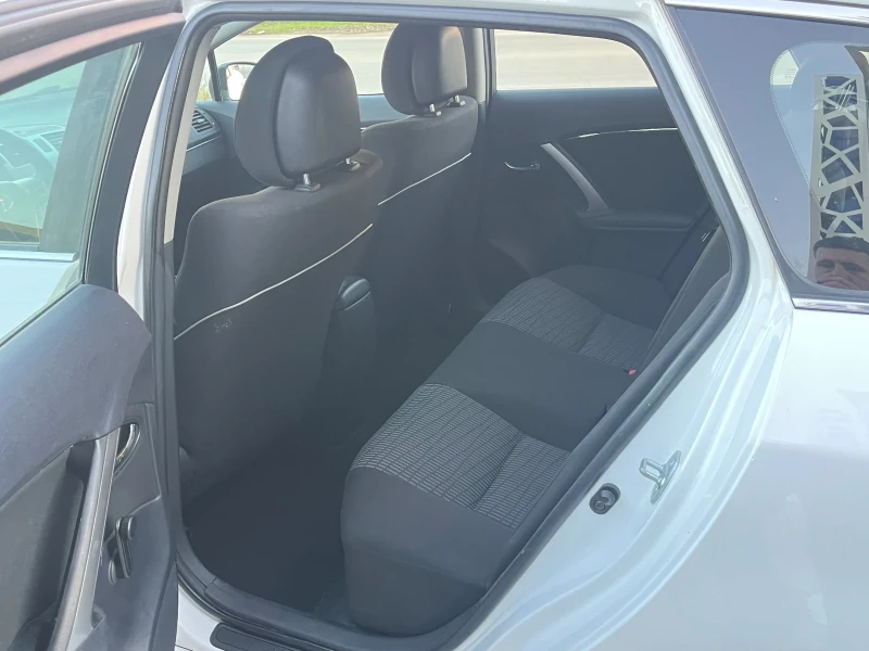 Toyota Avensis 1.8i Swiss, снимка 11 - Автомобили и джипове - 52343408