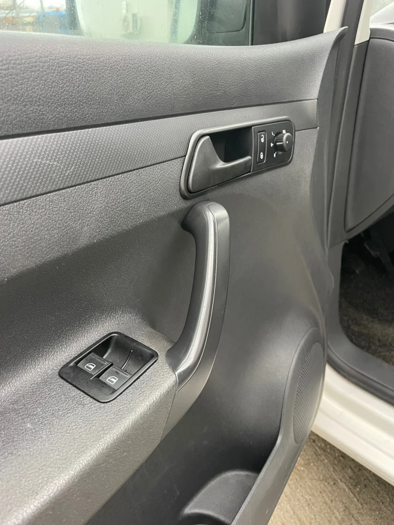 VW Caddy 1.6TDI-102к.с., снимка 16 - Автомобили и джипове - 53123591