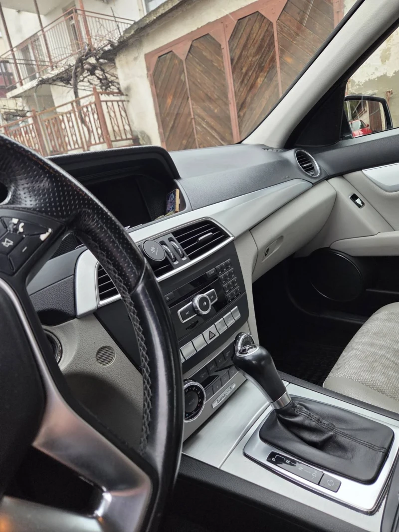 Mercedes-Benz C 220, снимка 10 - Автомобили и джипове - 53201159