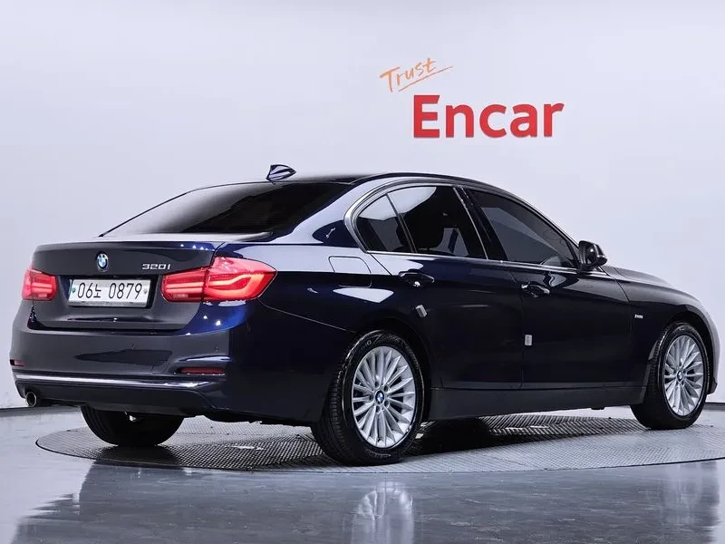 BMW 320 I Luxury, снимка 2 - Автомобили и джипове - 56069873