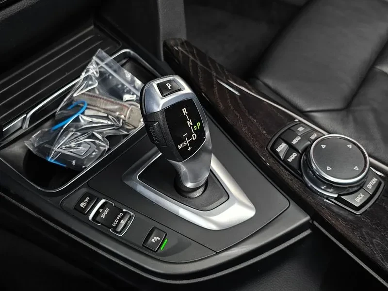 BMW 320 I Luxury, снимка 9 - Автомобили и джипове - 56069873