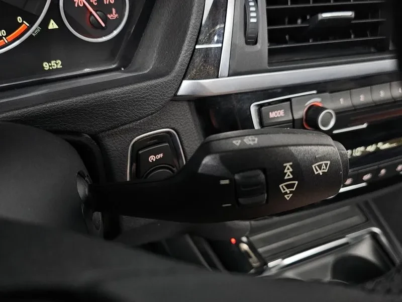 BMW 320 I Luxury, снимка 17 - Автомобили и джипове - 56069873
