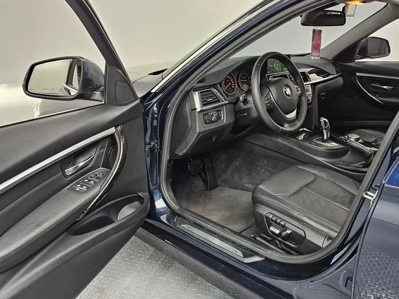 BMW 320 I Luxury, снимка 10 - Автомобили и джипове - 56069873