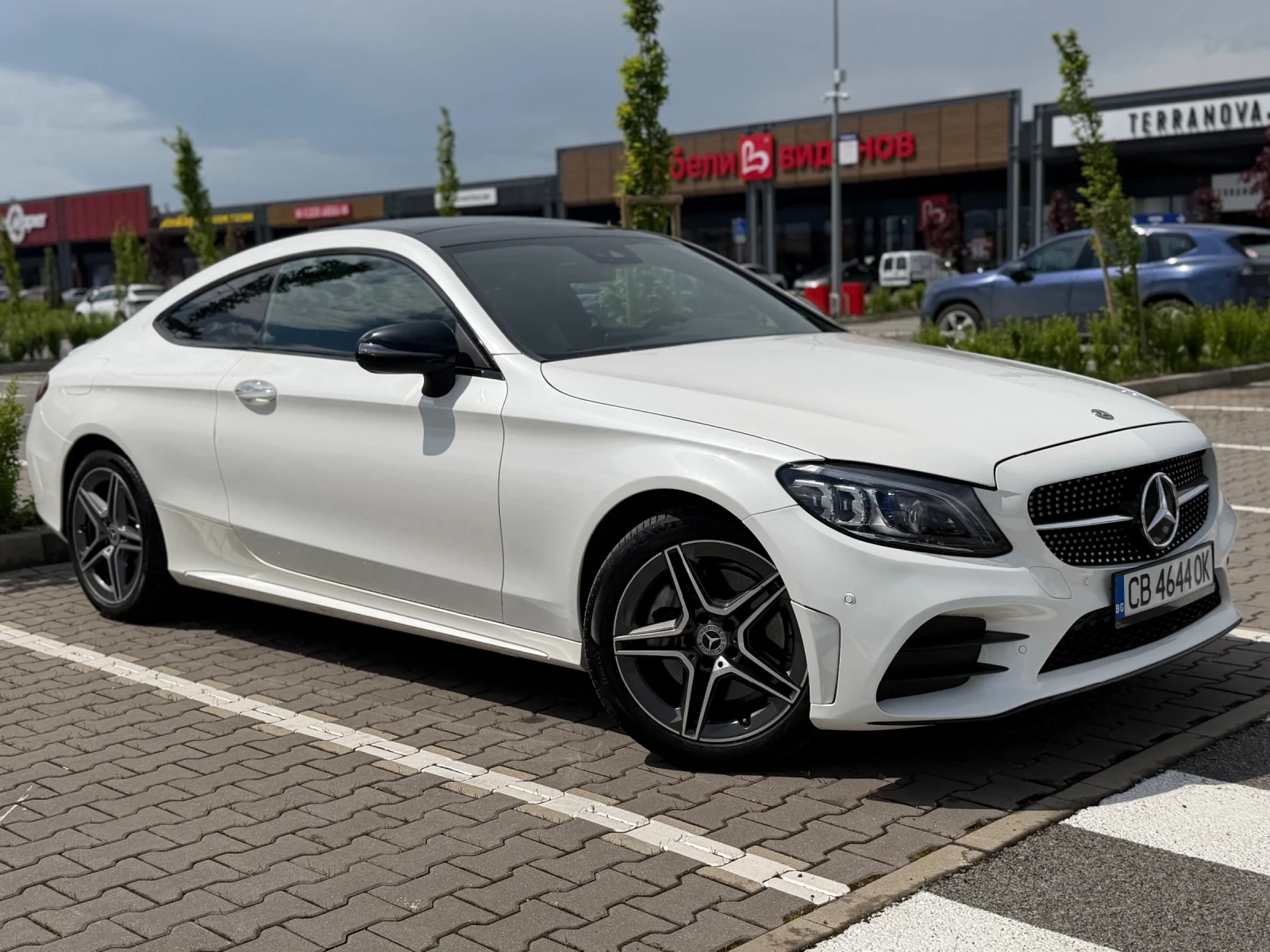 Mercedes-Benz C 300 4Matic / AMG / Burmester / Pano / 65k km, снимка 2 - Автомобили и джипове - 55799456