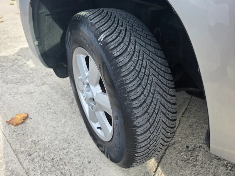 Toyota Rav4 2.0i 4x4 Navi Климатроник Парктроник HandsFree, снимка 14 - Автомобили и джипове - 52634517