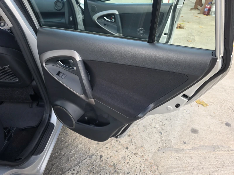 Toyota Rav4 2.0i 4x4 Navi Климатроник Парктроник HandsFree, снимка 9 - Автомобили и джипове - 52634517