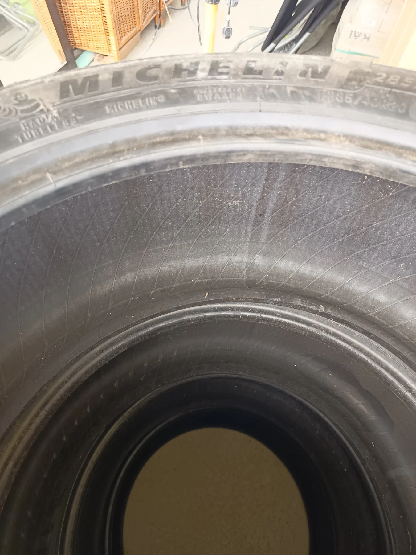 Гуми Всесезонни 285/40R20, снимка 3 - Гуми и джанти - 54838939