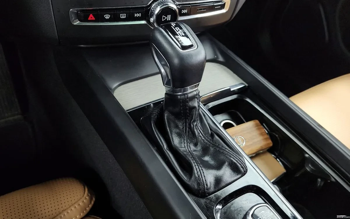 Volvo XC60 T6 INSCRIPTION| BOWERS&WILKINS| HUD| DISTRONIC| ПА, снимка 10 - Автомобили и джипове - 55804233