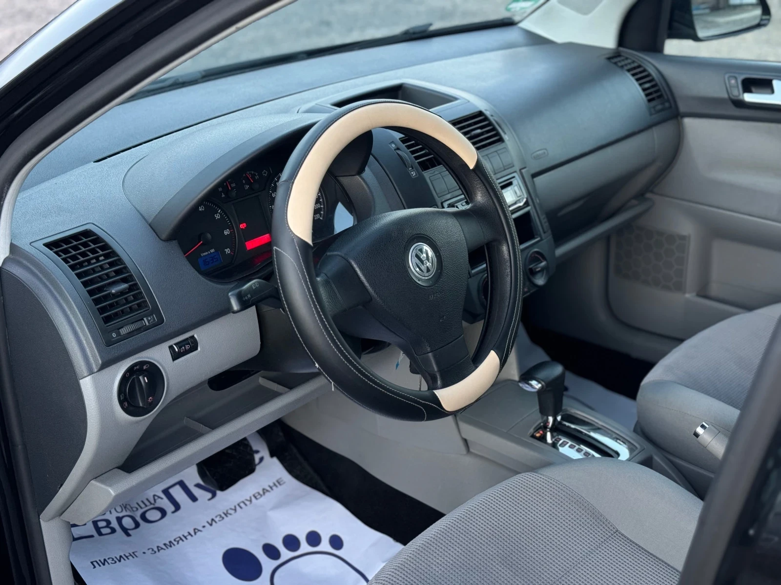 VW Polo 1.4i 80кс АВТОМАТИК КЛИМАТИК ЗИМНИ ГУМИ  - изображение 10