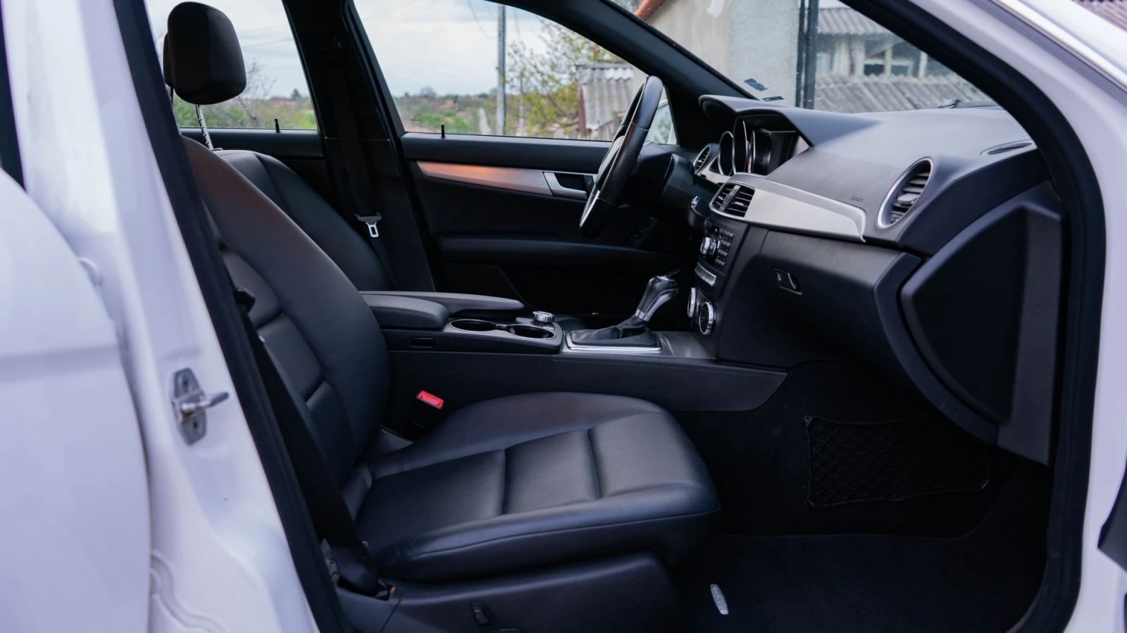 Mercedes-Benz C 300 4MATIC Limousine - изображение 10