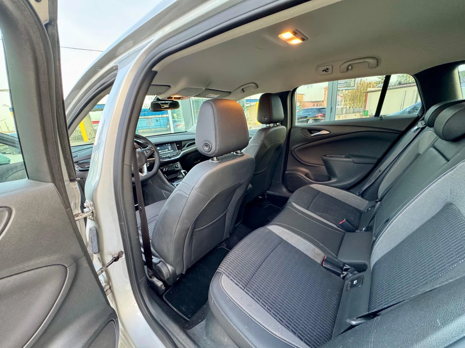 Opel Astra 1.2 Turbo Sports Tourer, снимка 11 - Автомобили и джипове - 54236746