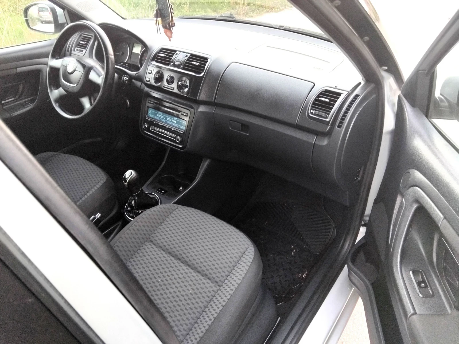 Skoda Fabia 1.2i.65.ВЕРИГА+ КЛИМА + ГАЗОВ ИНЖЕКЦИОН. 2012г, снимка 12 - Автомобили и джипове - 54853169