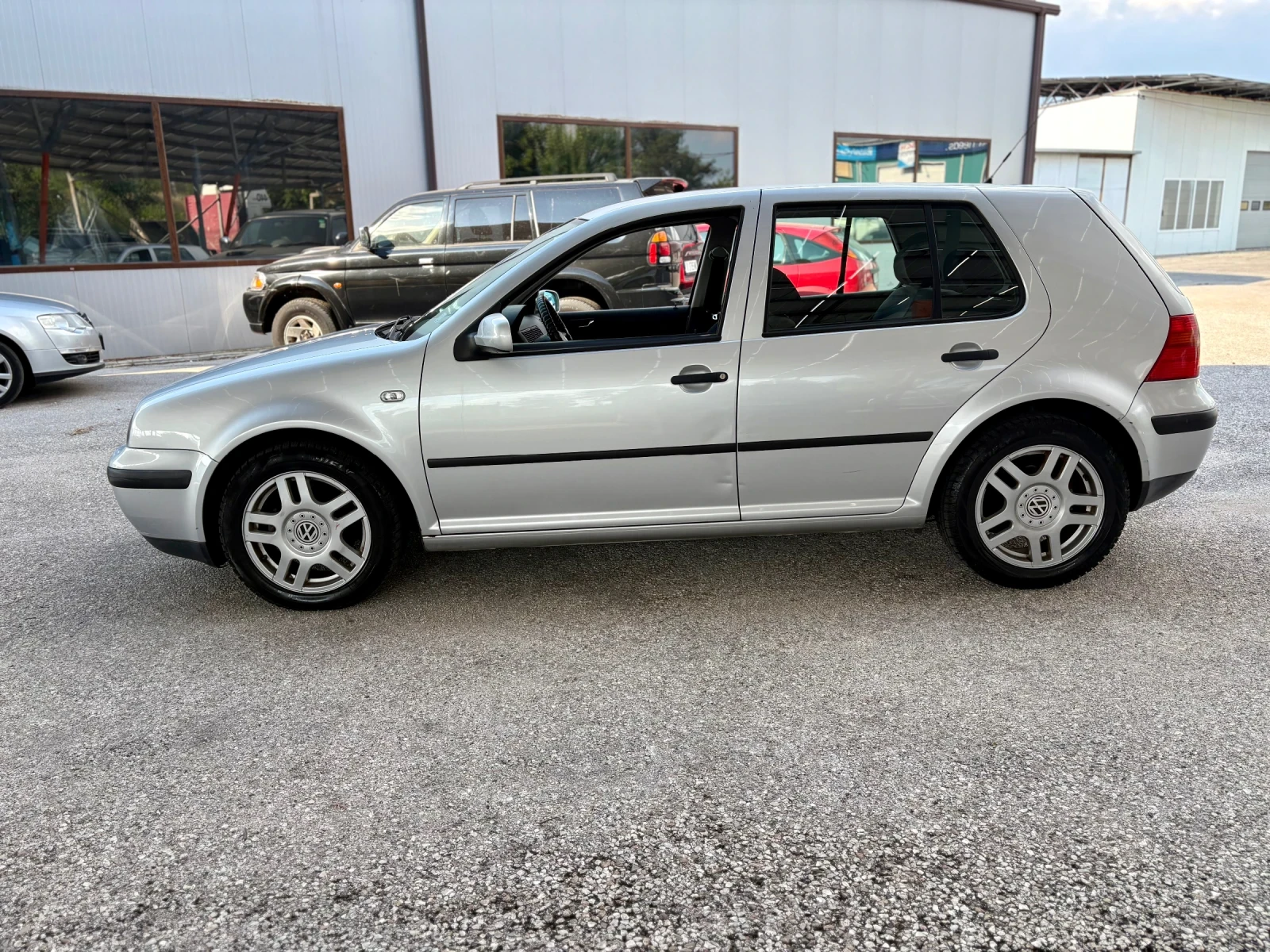 VW Golf 1.6, снимка 4 - Автомобили и джипове - 55189980