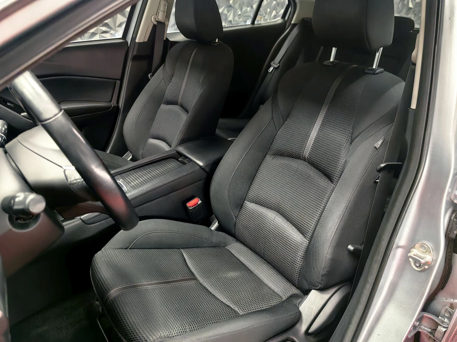 Mazda 3 1.5d* KEYLESS* SKYACTIVE* ТЕМПОМАТ* ЛИЗИНГ* НАВИ* , снимка 12 - Автомобили и джипове - 55240393