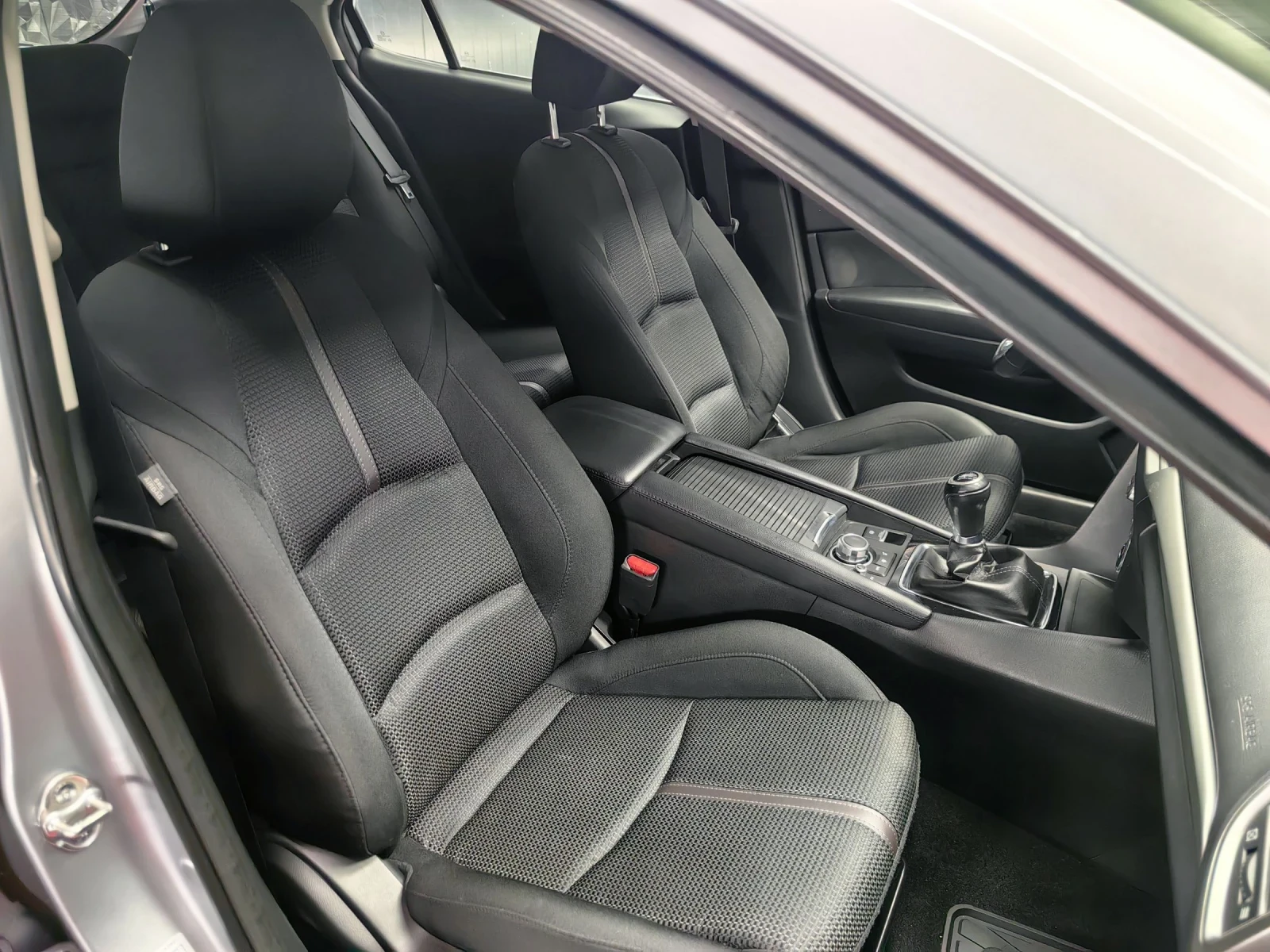 Mazda 3 1.5d* KEYLESS* SKYACTIVE* ТЕМПОМАТ* ЛИЗИНГ* НАВИ* , снимка 11 - Автомобили и джипове - 55240393