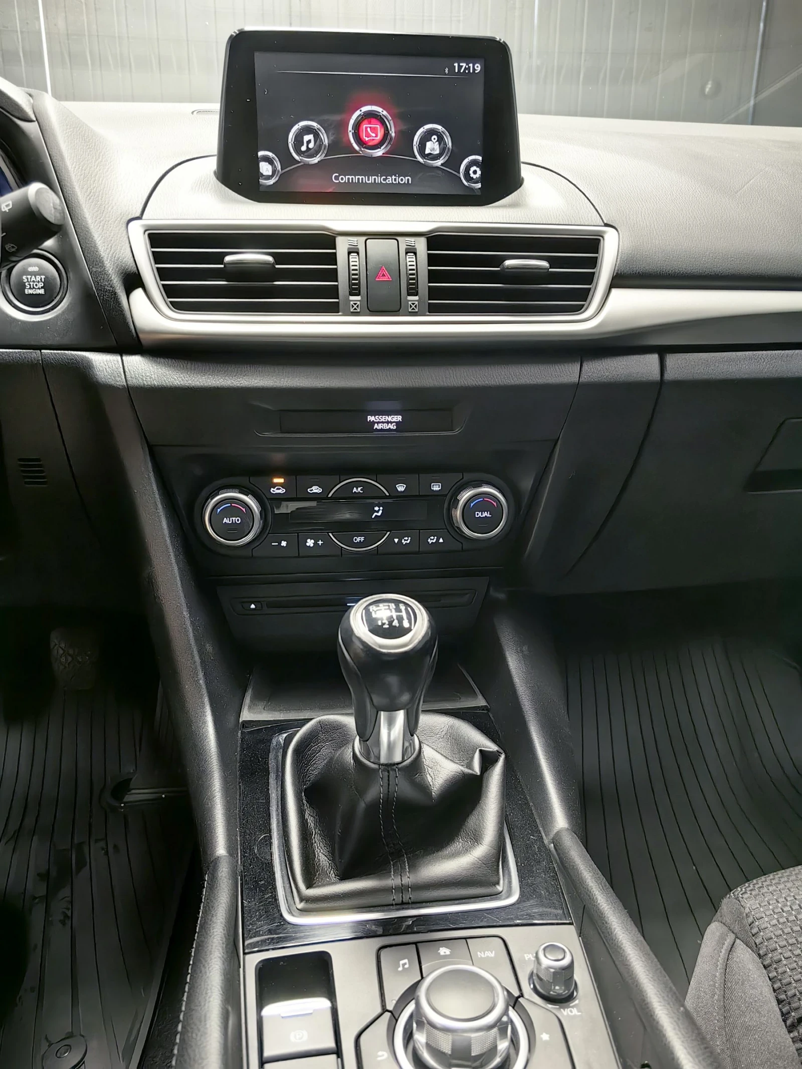 Mazda 3 1.5d* KEYLESS* SKYACTIVE* ТЕМПОМАТ* ЛИЗИНГ* НАВИ* , снимка 9 - Автомобили и джипове - 55240393