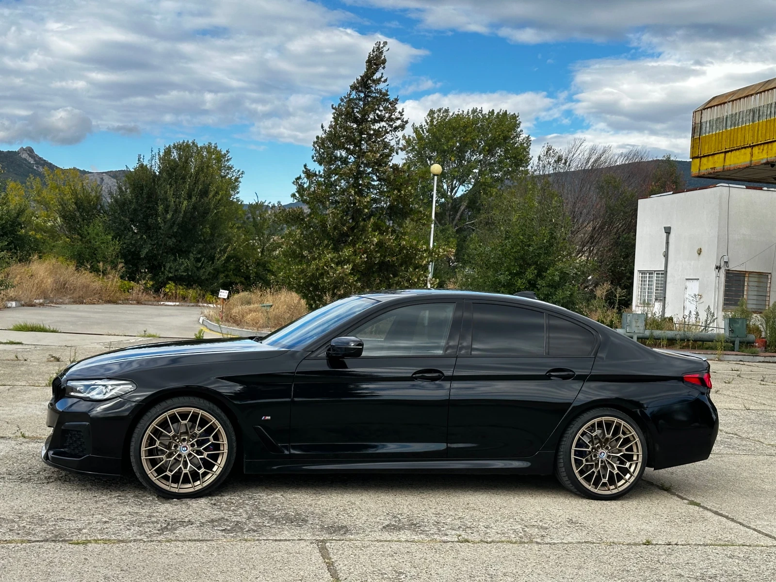 BMW 520 M-performance* FULL LED* KEYLESS* HUD, снимка 3 - Автомобили и джипове - 56252099
