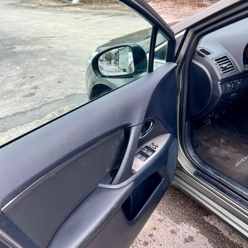 Toyota Avensis, снимка 13 - Автомобили и джипове - 53089023