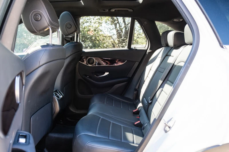 Mercedes-Benz GLC 300 4MATIC* Автокредит* (Цена до БГ), снимка 16 - Автомобили и джипове - 53434639