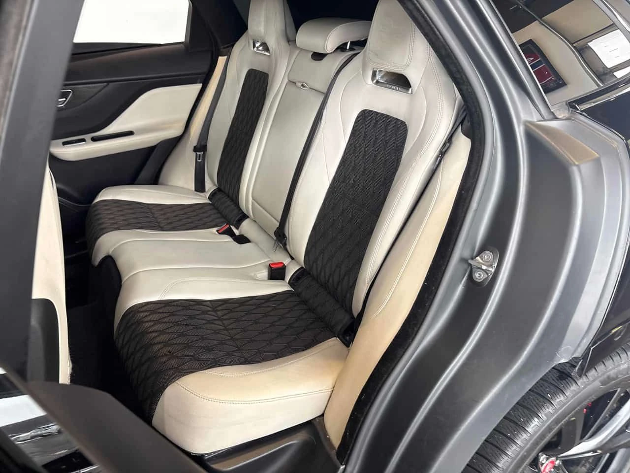 Jaguar F-PACE * SVR* 360 КАМЕРА* ПАНОРАМА* , снимка 13 - Автомобили и джипове - 53985485