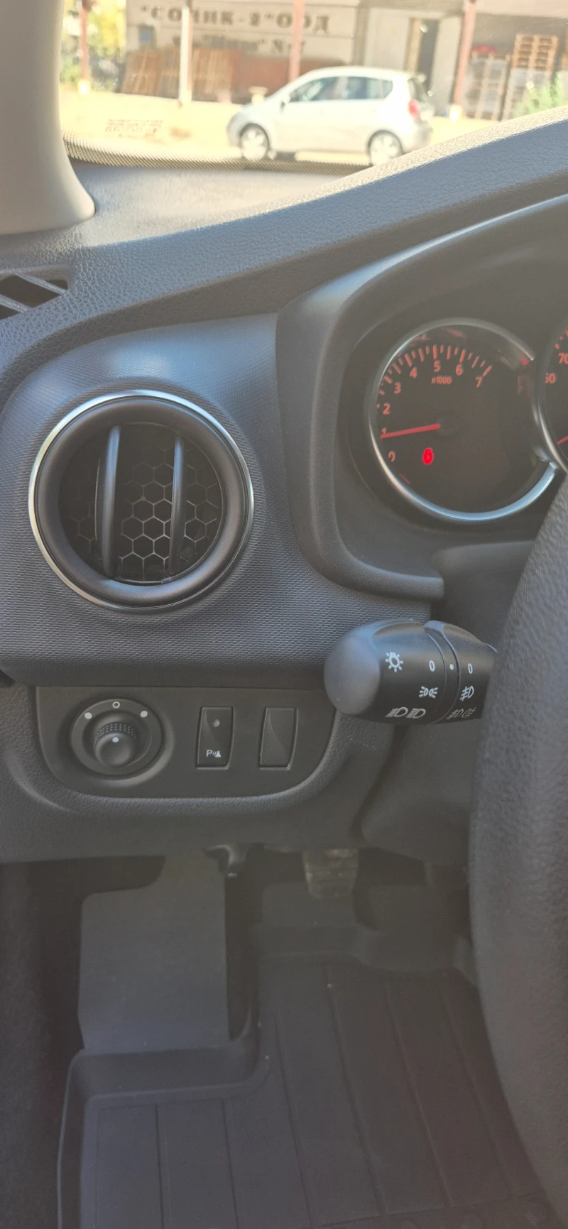 Dacia Logan, снимка 12 - Автомобили и джипове - 52589753