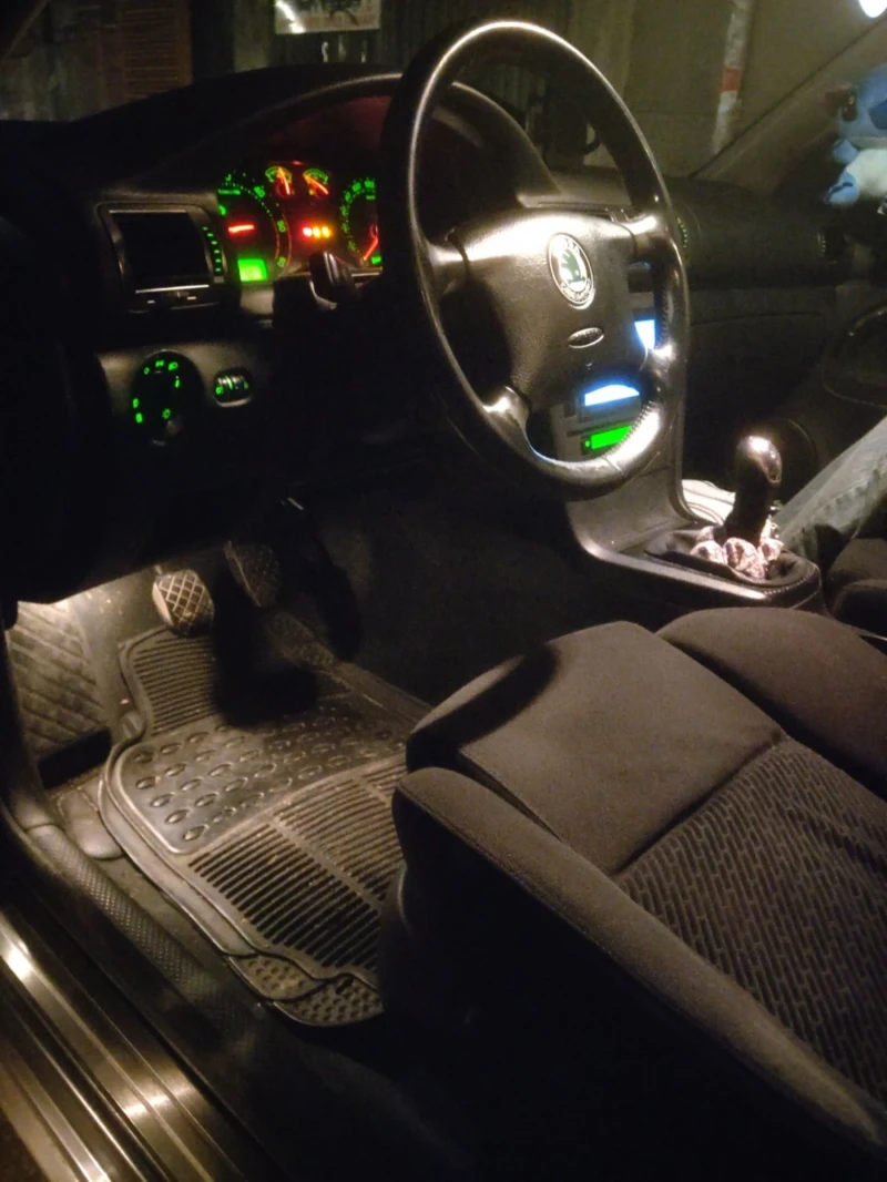 Skoda Superb Напълно Обслужена! Сервизна книжка! Germany vnos! , снимка 2 - Автомобили и джипове - 52737810