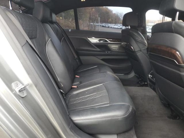 BMW 750 4.4L 8 All wheel drive - изображение 3