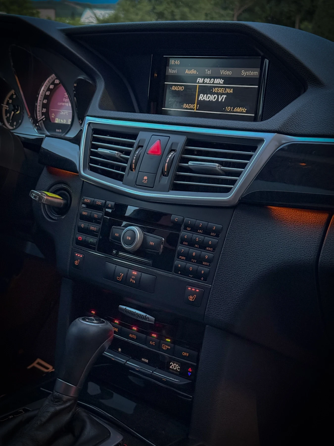 Mercedes-Benz E 220 AVANTGARDE / LED / Шибедах / ПОДГРЕВ  - изображение 9
