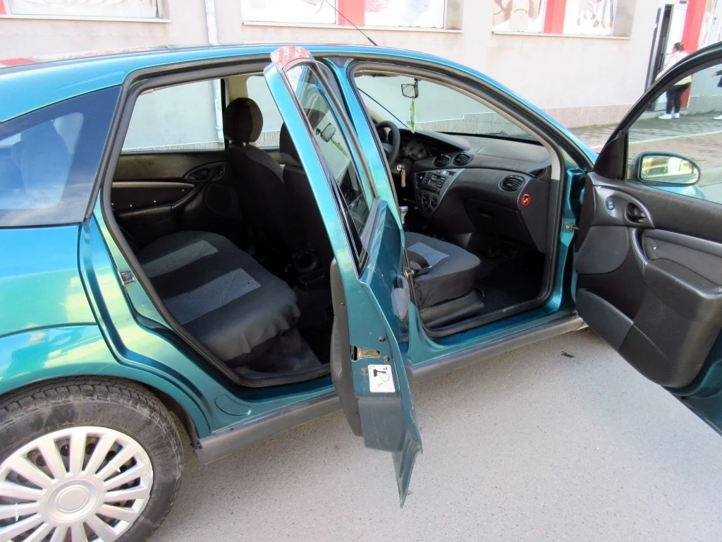 Ford Focus 1.6i, снимка 8 - Автомобили и джипове - 54097156