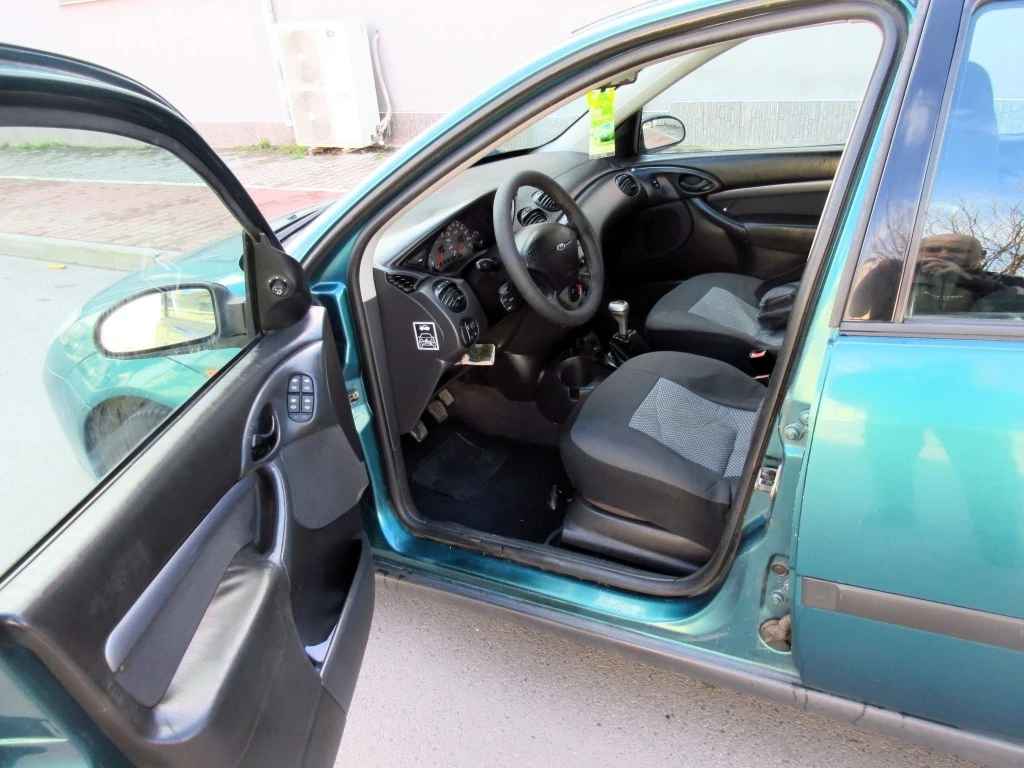 Ford Focus 1.6i, снимка 9 - Автомобили и джипове - 54097156