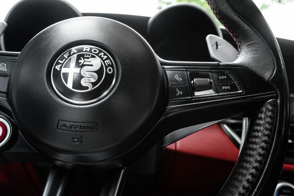 Alfa Romeo Giulia QUADROFOGLIO* CARBON* HK* , снимка 11 - Автомобили и джипове - 55387417