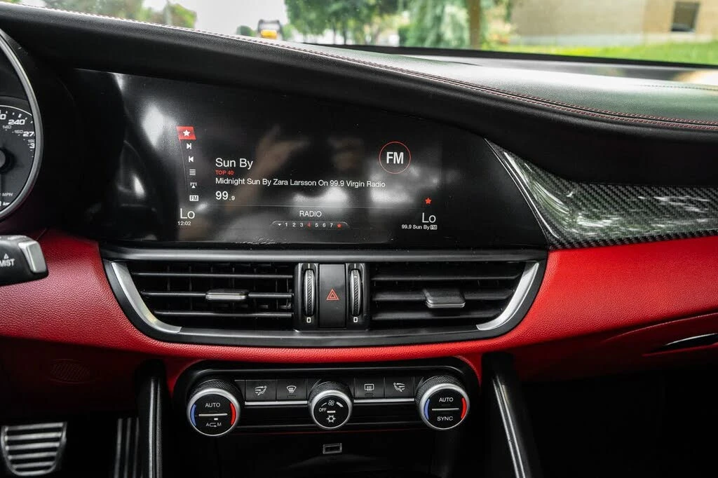 Alfa Romeo Giulia QUADROFOGLIO* CARBON* HK* , снимка 12 - Автомобили и джипове - 55387417