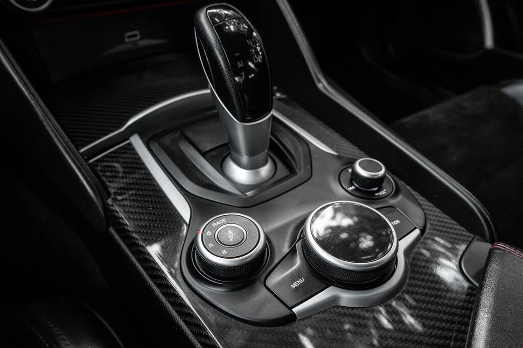Alfa Romeo Giulia QUADROFOGLIO* CARBON* HK* , снимка 14 - Автомобили и джипове - 55387417