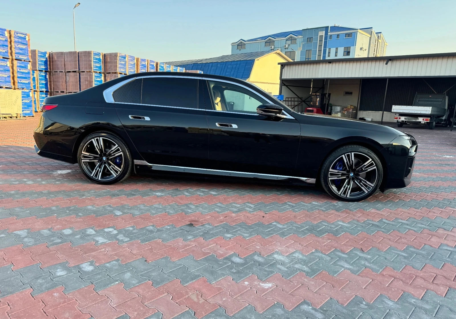 BMW 760 e xDrive M-Sport Plug-In Hybrid, снимка 2 - Автомобили и джипове - 55624468