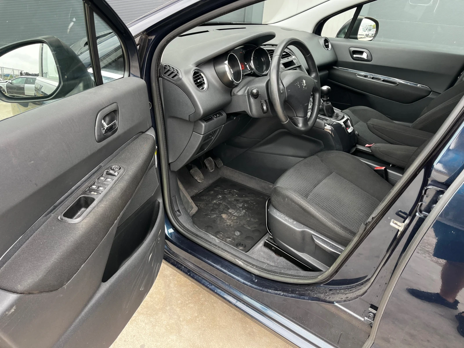 Peugeot 5008 1.6HDI, снимка 10 - Автомобили и джипове - 56232901