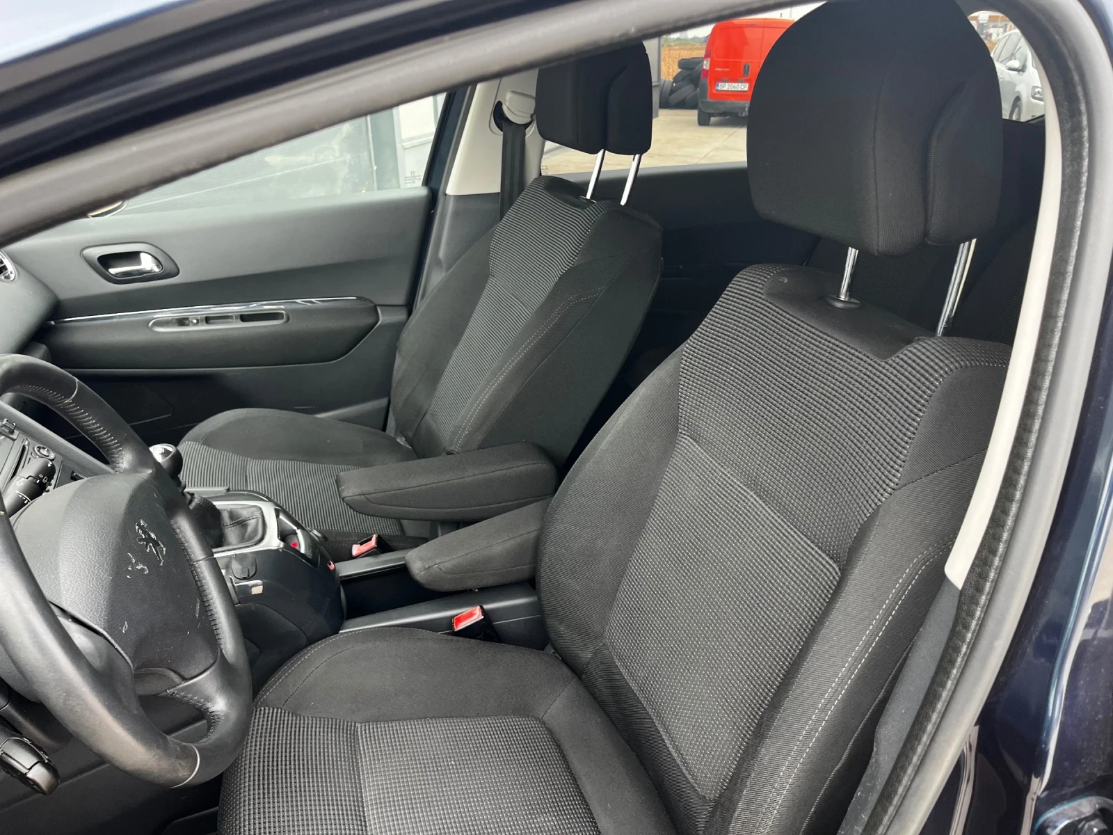 Peugeot 5008 1.6HDI, снимка 11 - Автомобили и джипове - 56232901