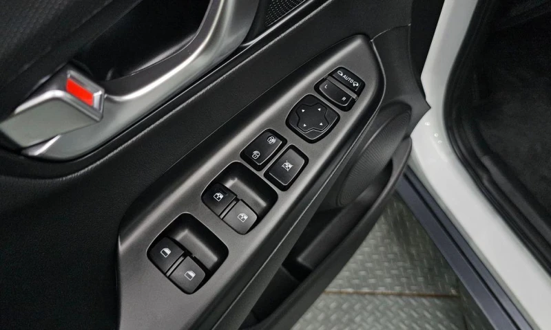 Hyundai Kona Gasoline 1.6 Turbo 2WD Inspiration, снимка 13 - Автомобили и джипове - 52112912