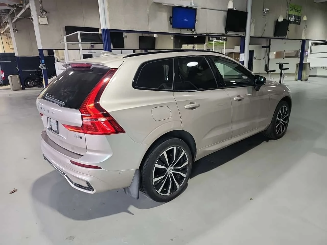 Volvo XC60 PLUS DARK THEME| MEMORY| PANO| 2 �����|  | Mobile.bg � ����������� 3
