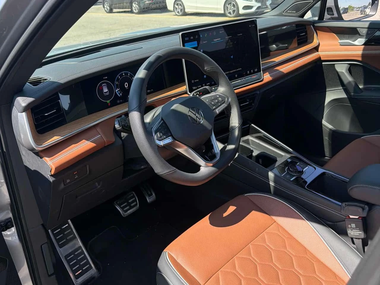 VW Tiguan  Highline R Line/360/ОБДУХ/Harman Kardon , снимка 5 - Автомобили и джипове - 55602343